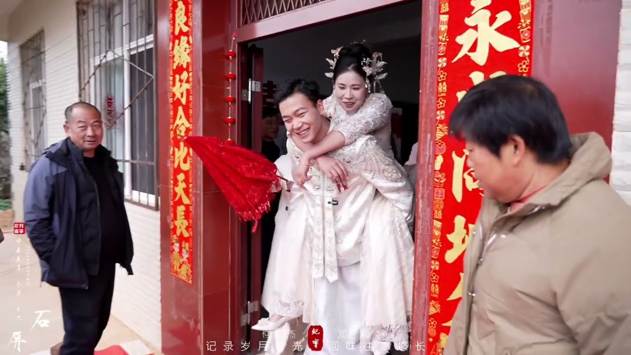 来自石屏何先生与邓女士的航拍婚礼纪！两人自高中相识多年！终于在24年12月16号这天他们携手走进了婚礼的殿堂！今朝大婚，烟花为他们盛放，共鉴此爱不朽！#婚礼纪#航拍婚礼#婚礼跟拍#镇雄婚礼跟拍 #农