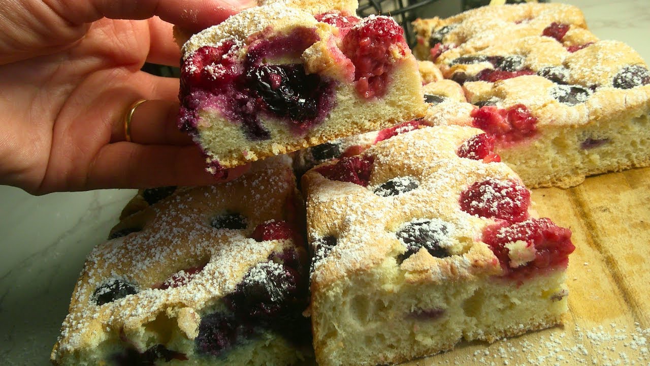 Bizcocho esponjoso con frutos rojos . SIN PESAR NADA! Súper fácil y delicioso!