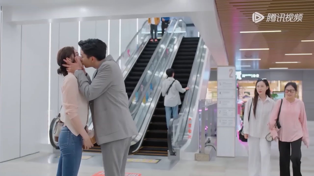 XinQi ревнует и целует MinHui на публике: «Ты принадлежишь только мне»