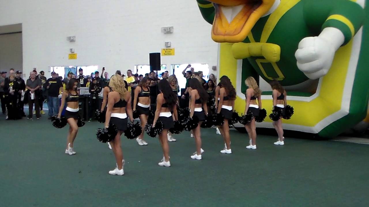 2016 - 17 Oregon Cheerleaders Washington