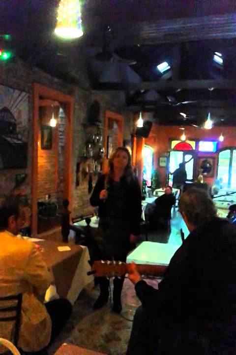 Regiane cantando samba na Braz Leme