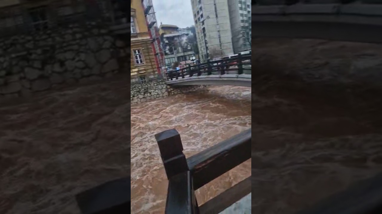Sarajevo - Trenutno Miljacka #poplave #sarajevo #miljacka #live #&scaron;irokača
