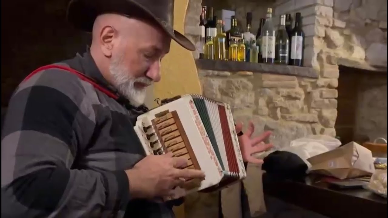 Enzo SCACCHIA in allenamento spietato con l'organetto e i suoi ragazzi. Super polka delle formiche