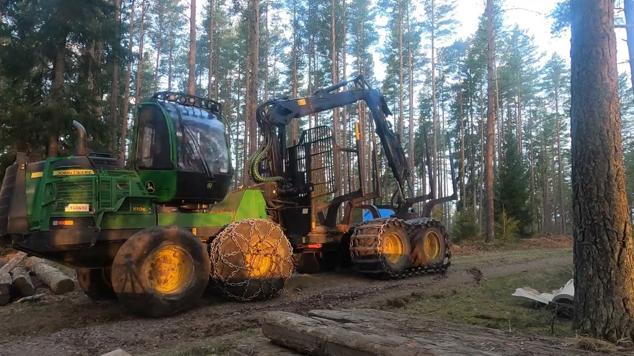 Monterar banden på John Deere 1110G