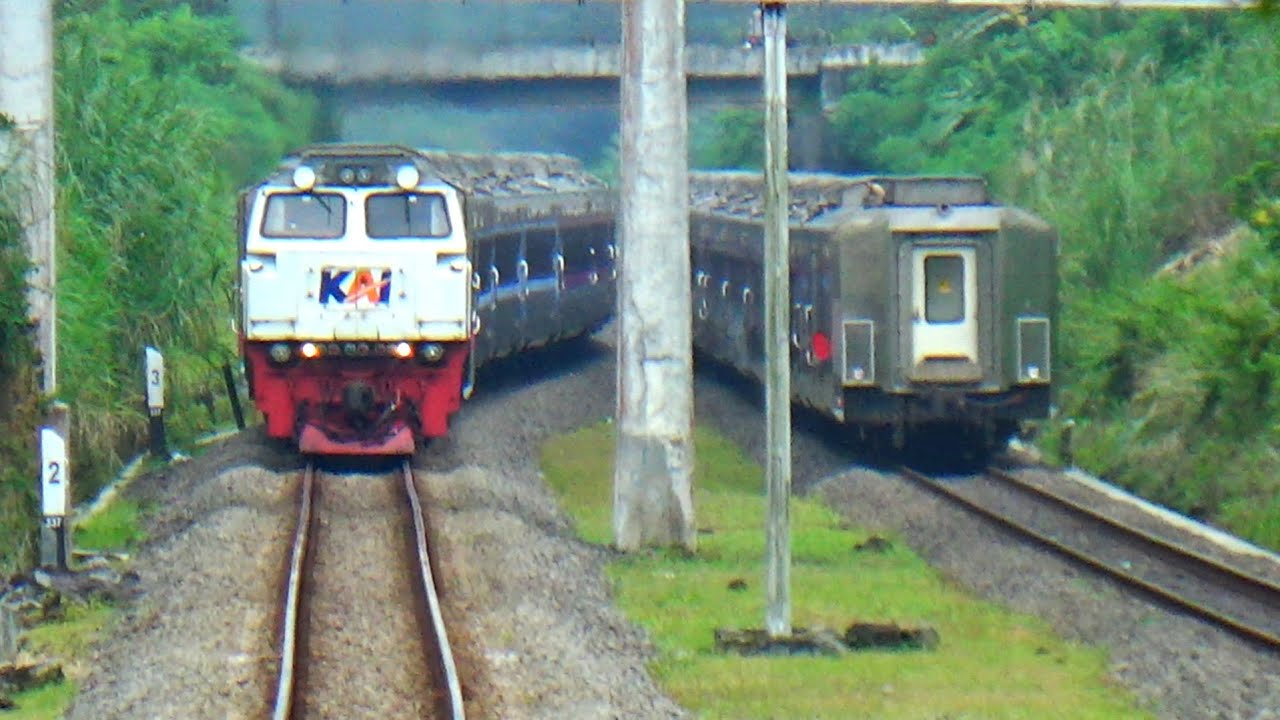 KERETA API PANJANG ‼️ 17 KERETA DENGAN LAMPU MENYALA TERANG KEREN SEKALI