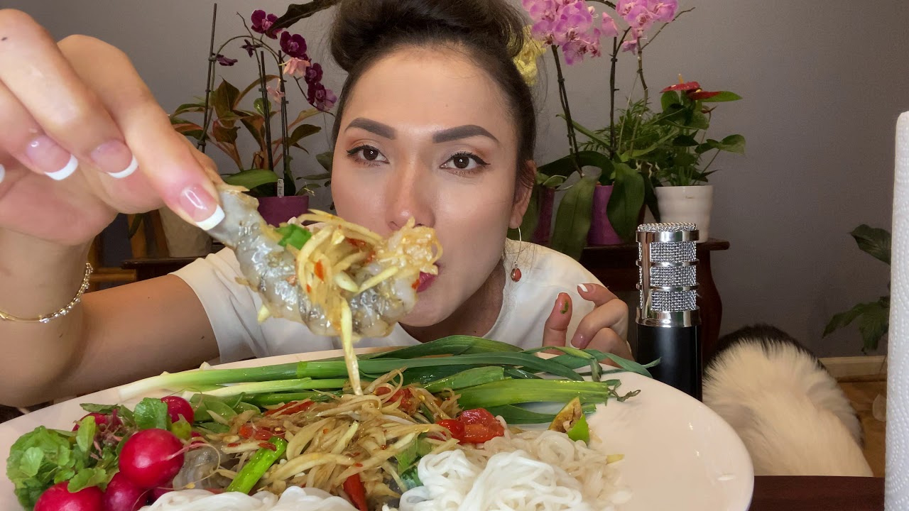 ส้มตำ ต้นกระเทียมสด ไส่กุ้ง เนื้อแน่นๆจ้า🤤