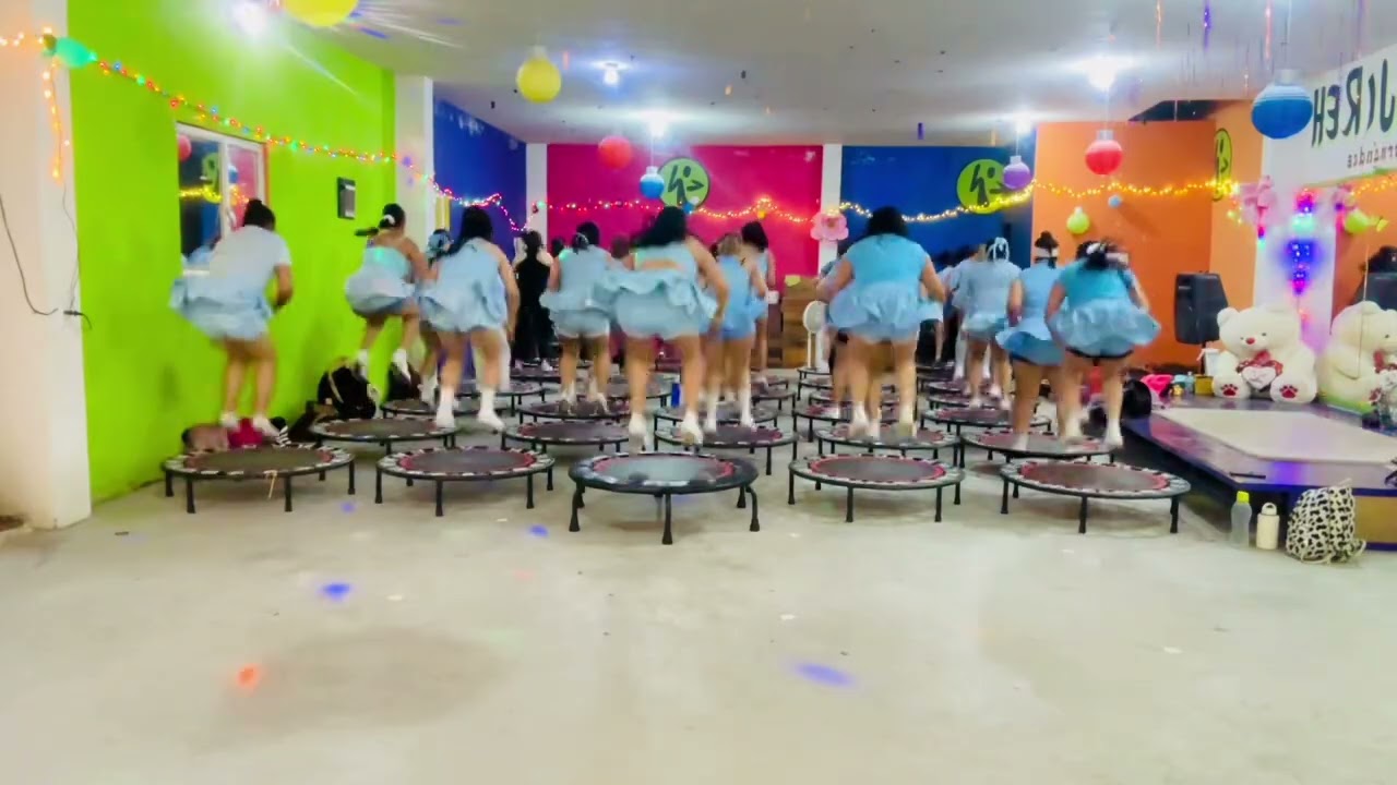 #jumping💃 Mueve lo que Dios te dio✨ recreando coreo de hace 1 año 🩵🩵🩵🩵