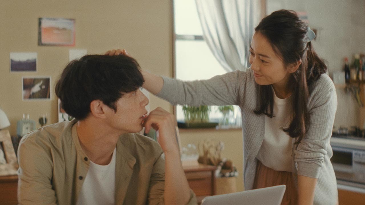 大島優子、坂口健太郎に“頭なでなで”　お返しの“頭ポンポン”も
