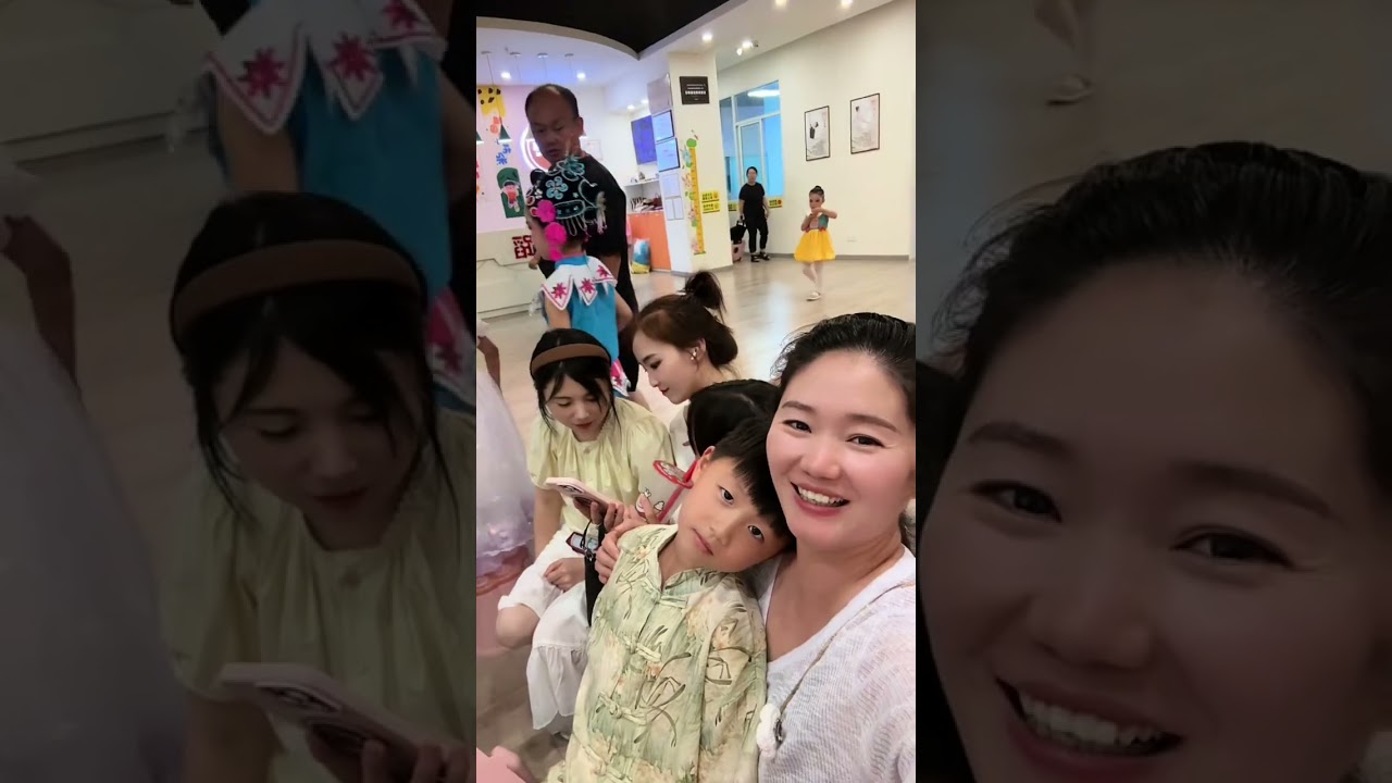 八妹今天参加舞蹈演出，晨晨闺蜜们都来捧场看表演，老四一路像个保姆一样伺候宝贝女儿#见证成长