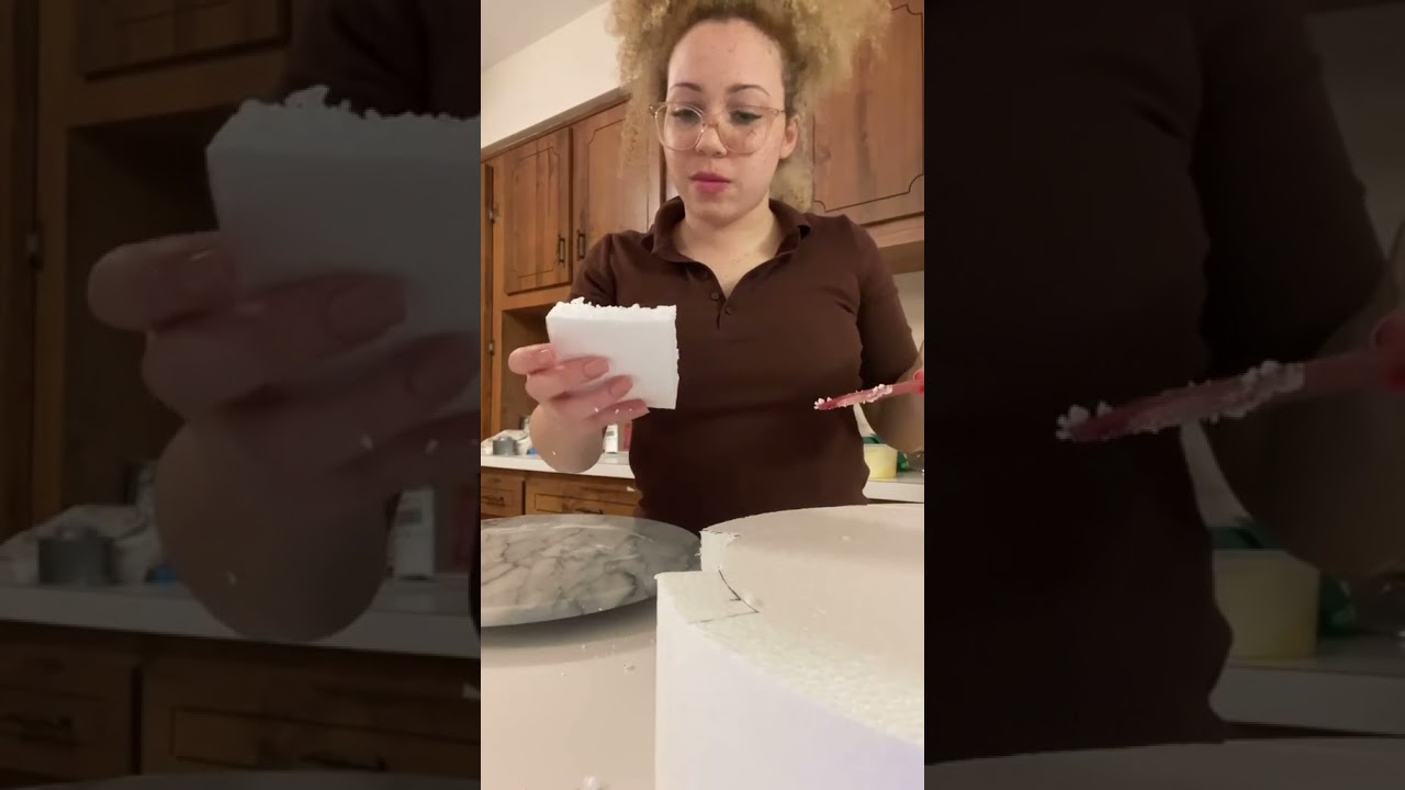 Woman Makes Fake Cake for her Wedding Using Polystyrene Foam - 1191805