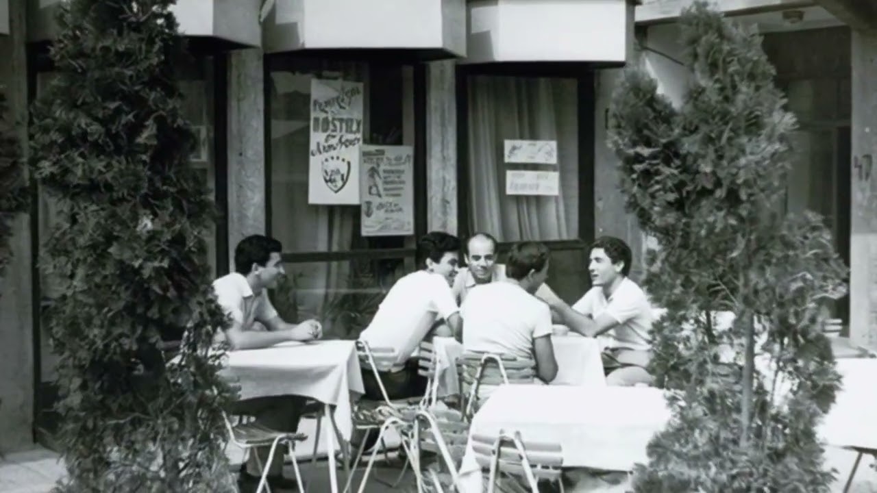 Reklamni plakati na izlozima kafana 🍺🏪🎯
