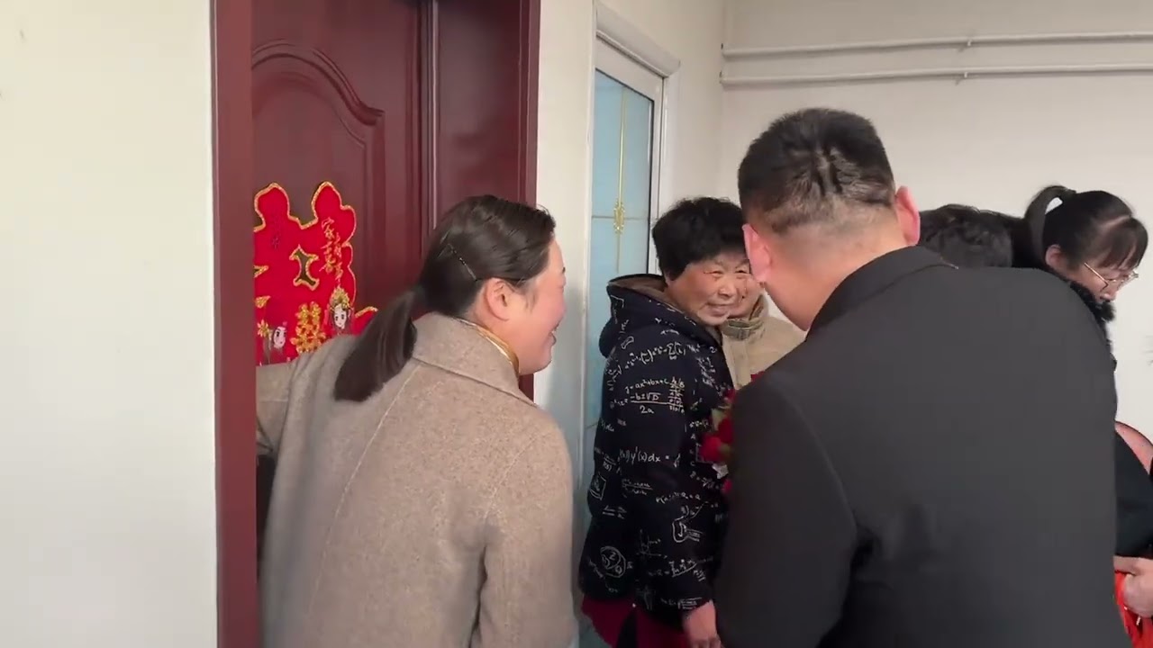 姨哥今天结婚，小伙全家参加婚礼，农村婚礼真是太热闹了 #订婚纪实 #年味儿 #贴春联啦 #回村过年
