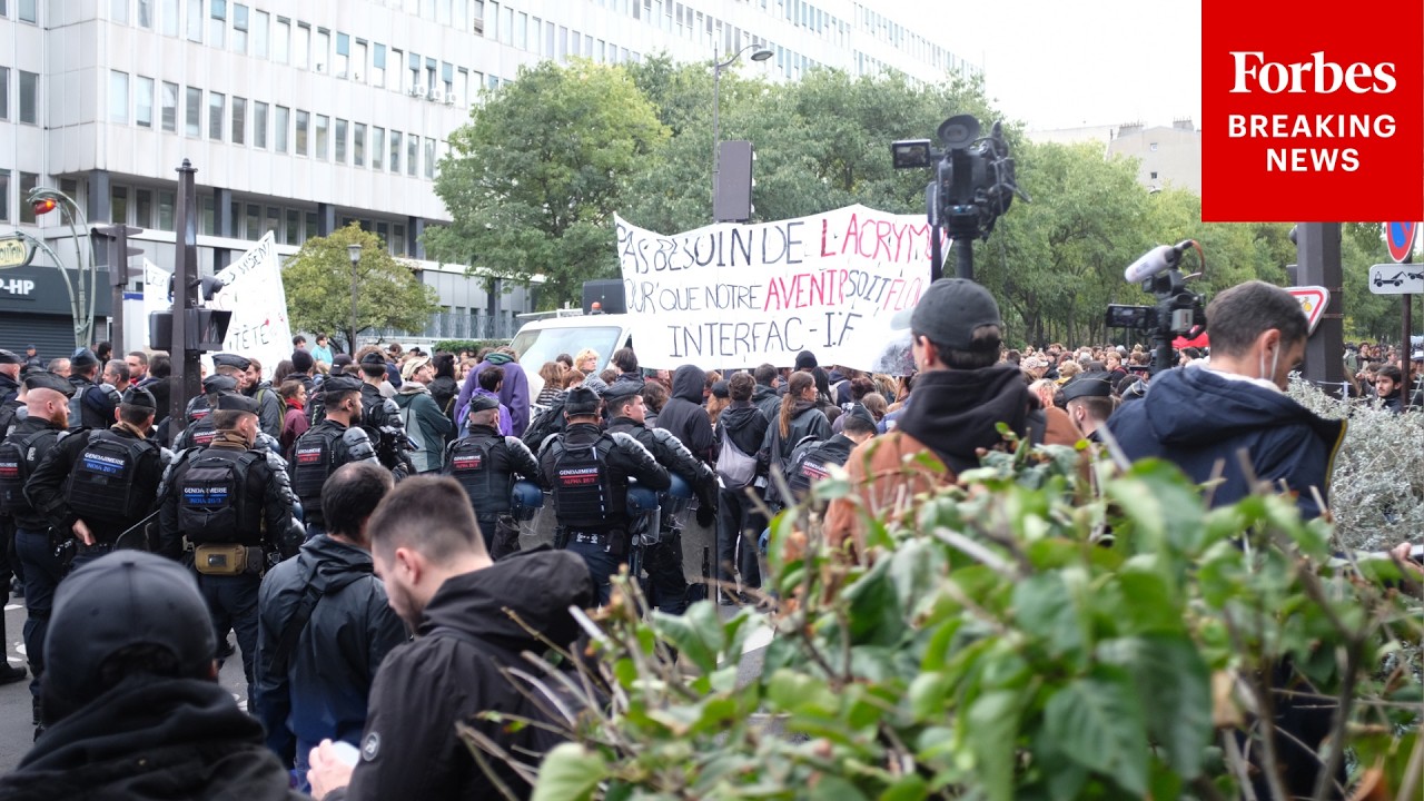 Сотни студентов-протестующих вышли на марш в Париже, Франция