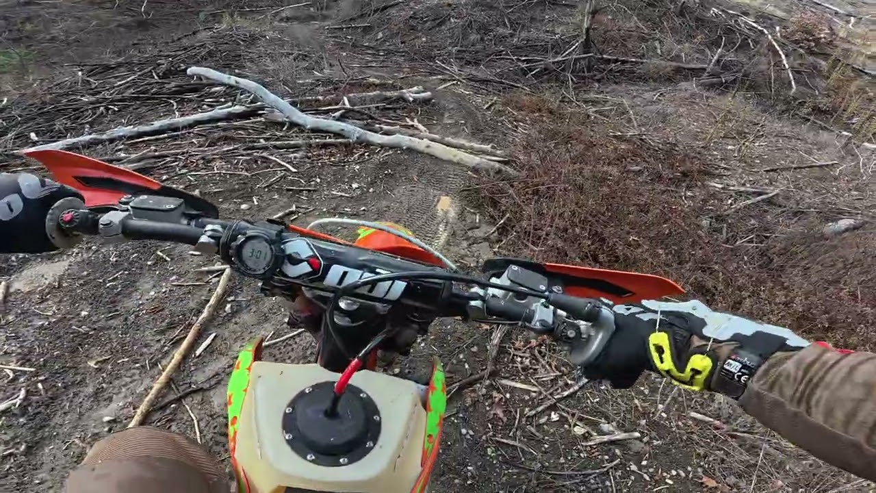 День отдыха на вершине горы на двухтактном мотоцикле KTM 250XC 2019 года.