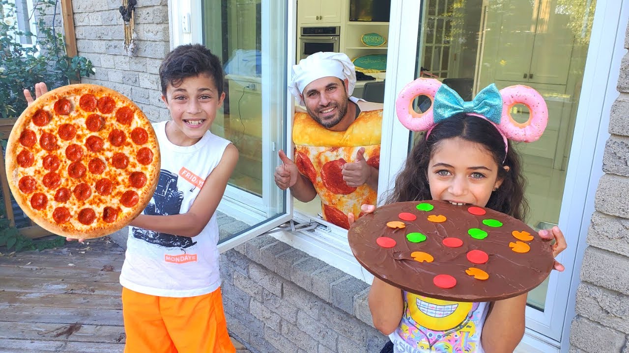 Heidi i Zidane grają w historie o Pizzy Drive Thru Restauracji