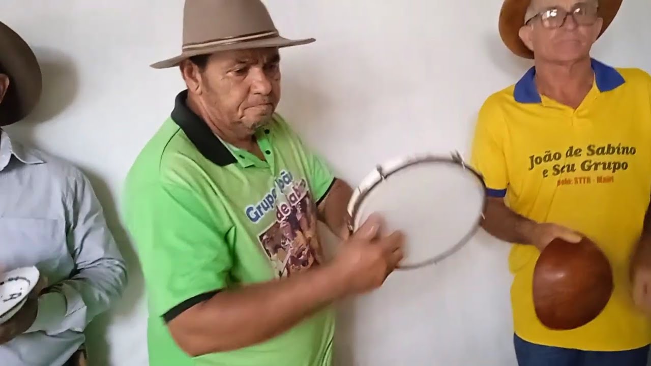 SAMBA COM JOÃO DE SABINO E SEU GRUPO, SAMBA NA CASA DE DINHO EM VÁRZEA DA ROÇA BA (08/07/2023)🎸🎶(2)