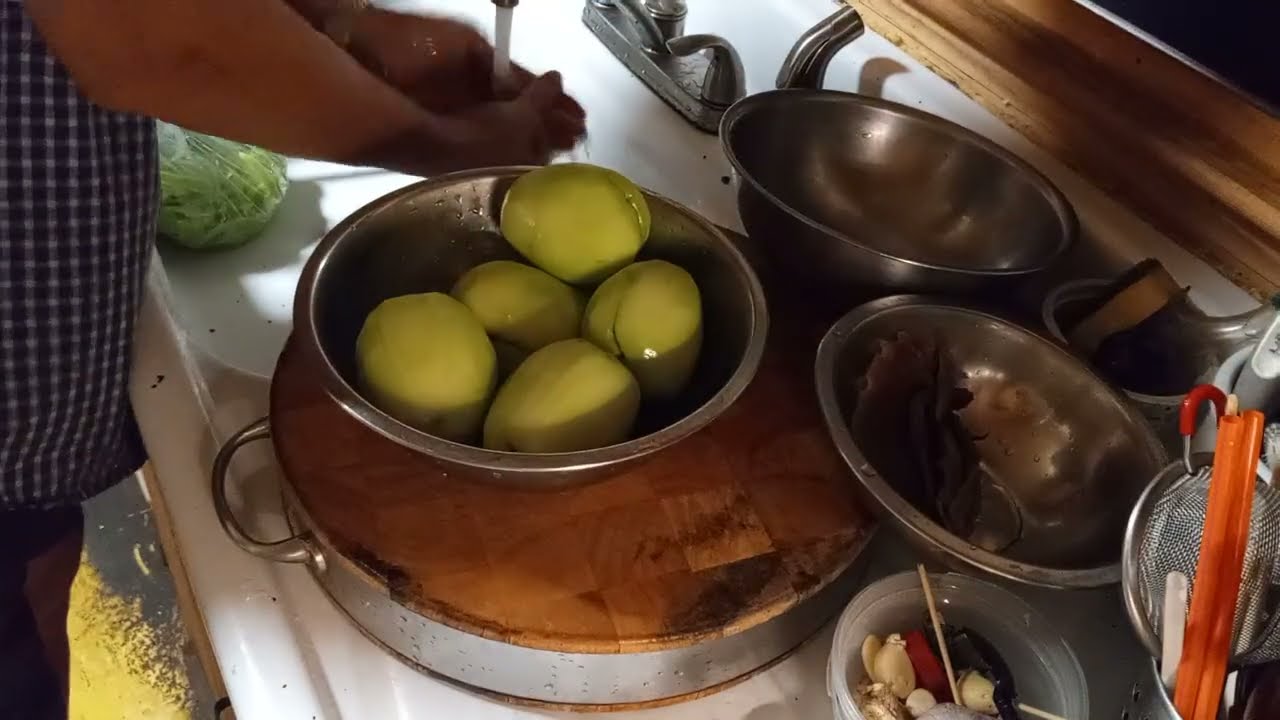 Delicious Healthy Spare Ribs & Chayote Soup, is a meal by itself。美味又健康的排骨佛手瓜湯,本身就是一頓豐盛的餐食