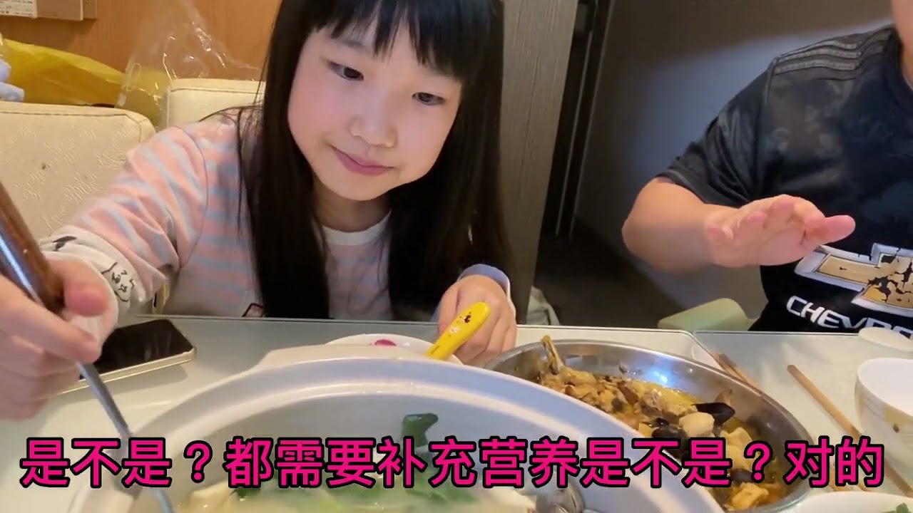 【你的微笑在香港原创】微笑煲了个长高汤女儿说没味，微笑说喝了这汤可长高时她连喝两碗