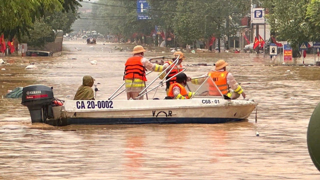 Nóng. Mưa lũ Lịch Sử Sông Cầu Thái Nguyên chìm trong biển nước. Hoàng Hiền