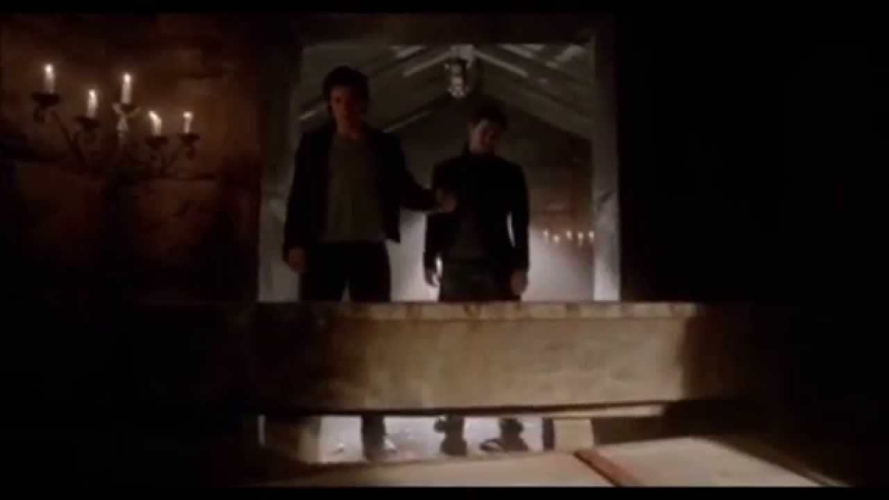 TVD 6X16 Damon opens the grave of his mother