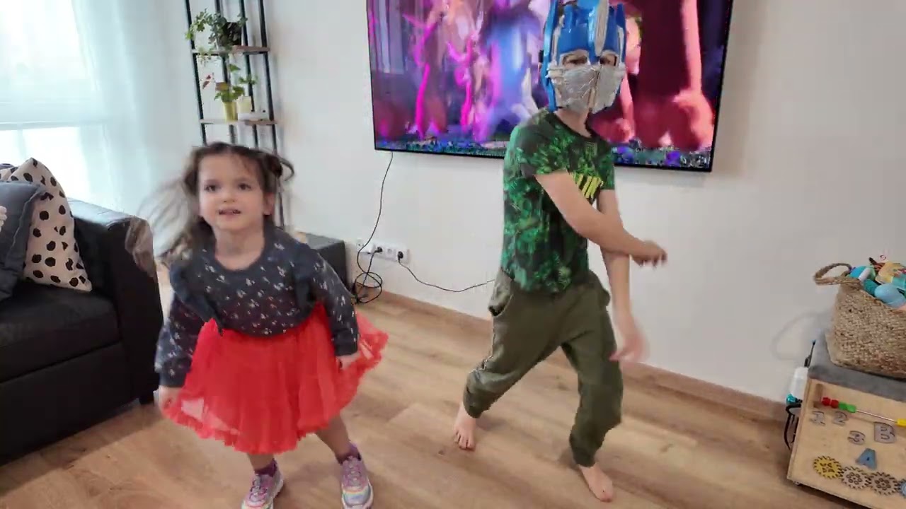 Саша та Наташа запалюють під веселу пісню “I Like to Move It” 💃🕺