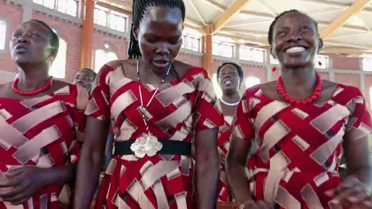 QUEEN OF THE WORLD CHOIR REGINA MUNDI PARISH MIX OF OFFERTORY TOLEM PAPA AND RWOT KICA