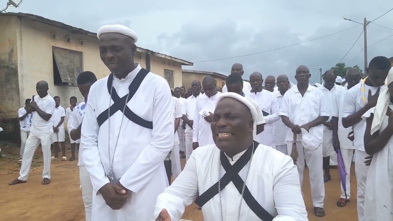 Procession, dans la rue principale du village