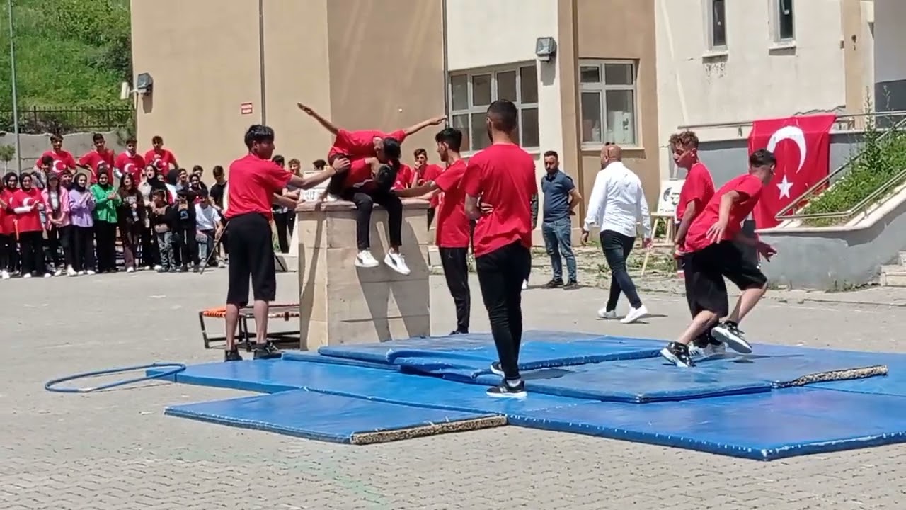 Bingöl/Adaklı Çok Programlı Anadolu Lisesi 19 Mayıs gösterisi Jimnastik haraketler