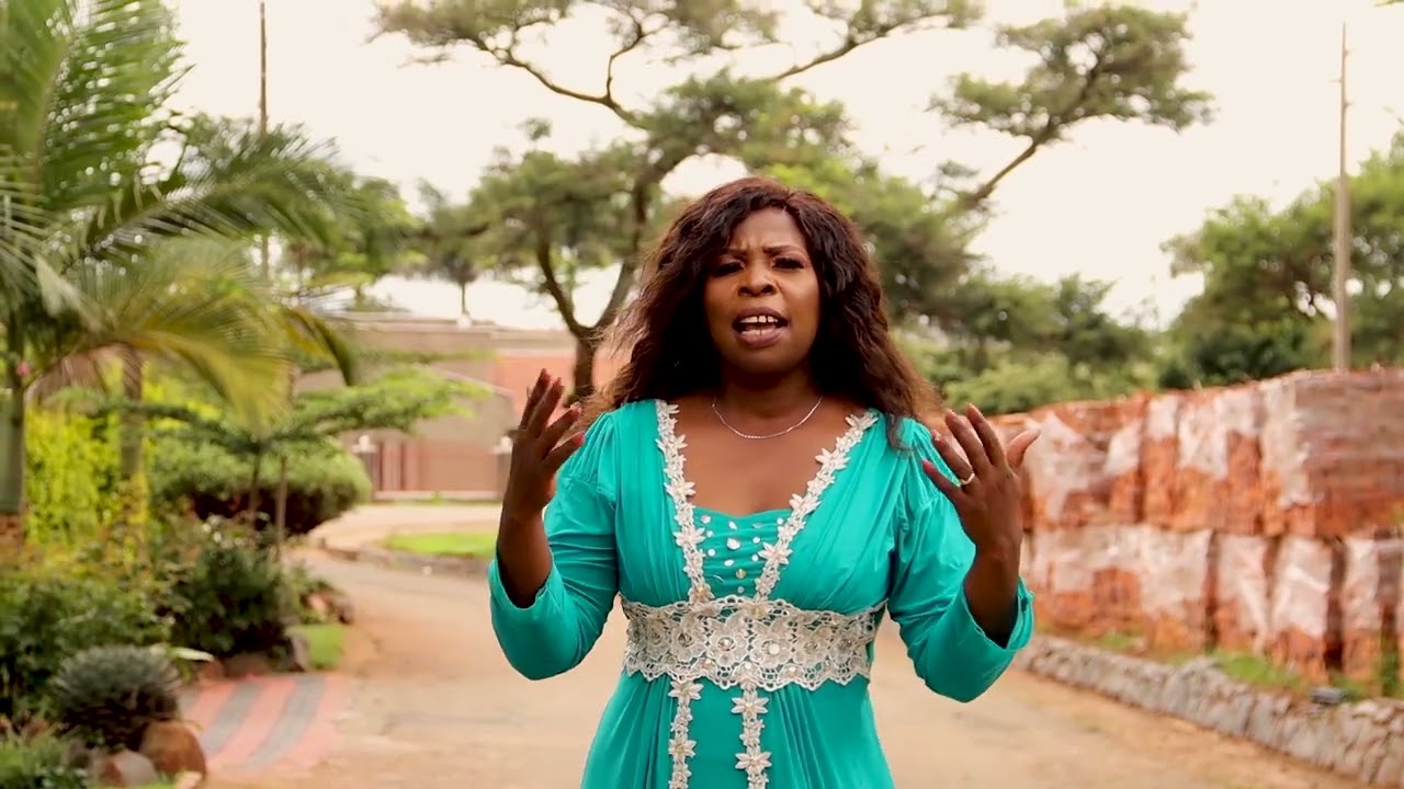 Mai Doreen Chikuni - Garai Neni (Official Video)