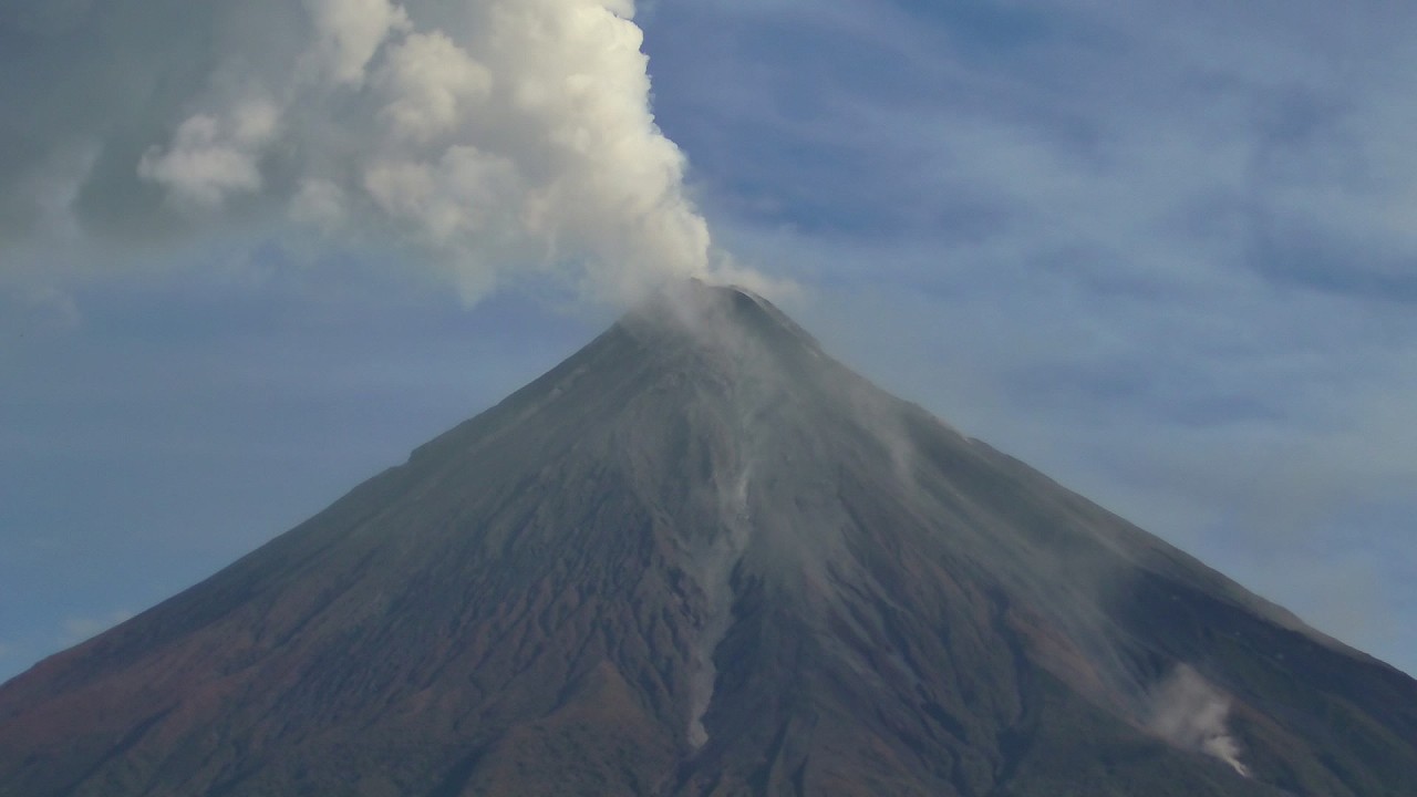 LIVE: [V1cam] Mayon Volcano, PH (South‑Southwest view)