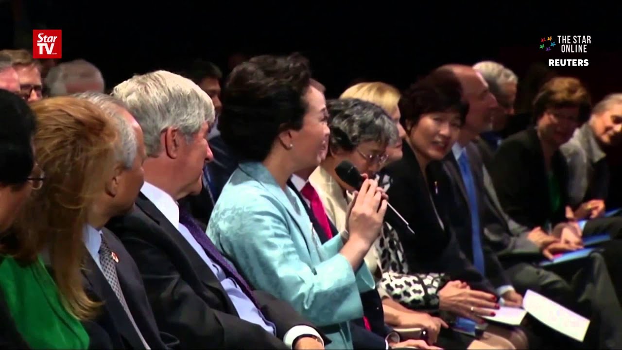 Peng Liyuan comments on performance and sings a few verses, too