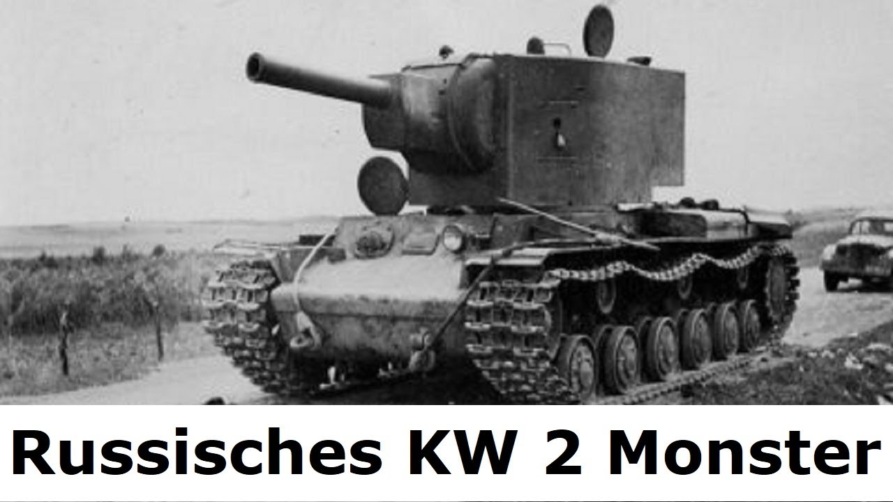 Soldat erklärt den KW 2 Panzer der Roten Armee im 2. Weltkrieg
