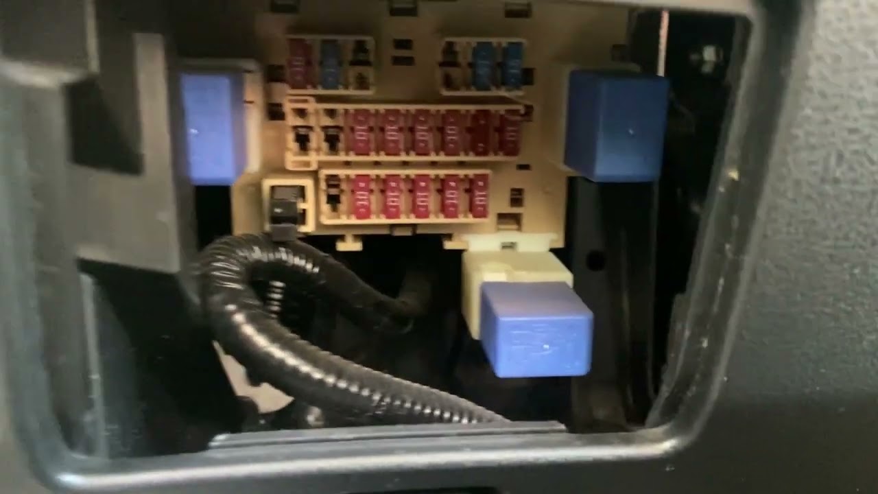 2008 NISSAN ROGUE ubicacion del panel de fusibles y puerto para conectar el escaner OBD II