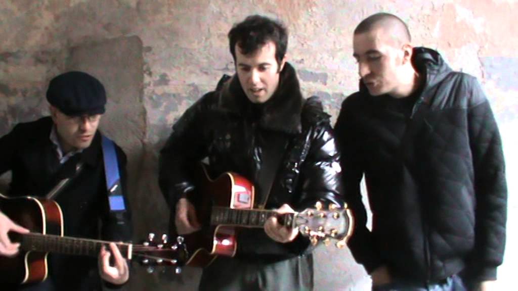Giuseppe Iarriccio canta Pregher&ograve; nel cortile del numero 14 in Via Gluck