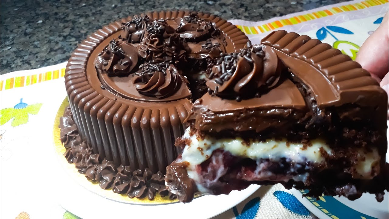BOLO BOMBOM  RECHEADO COM 02 BRIGADEIROS E FRUTAS VERMELHAS, SENSACIONAL!