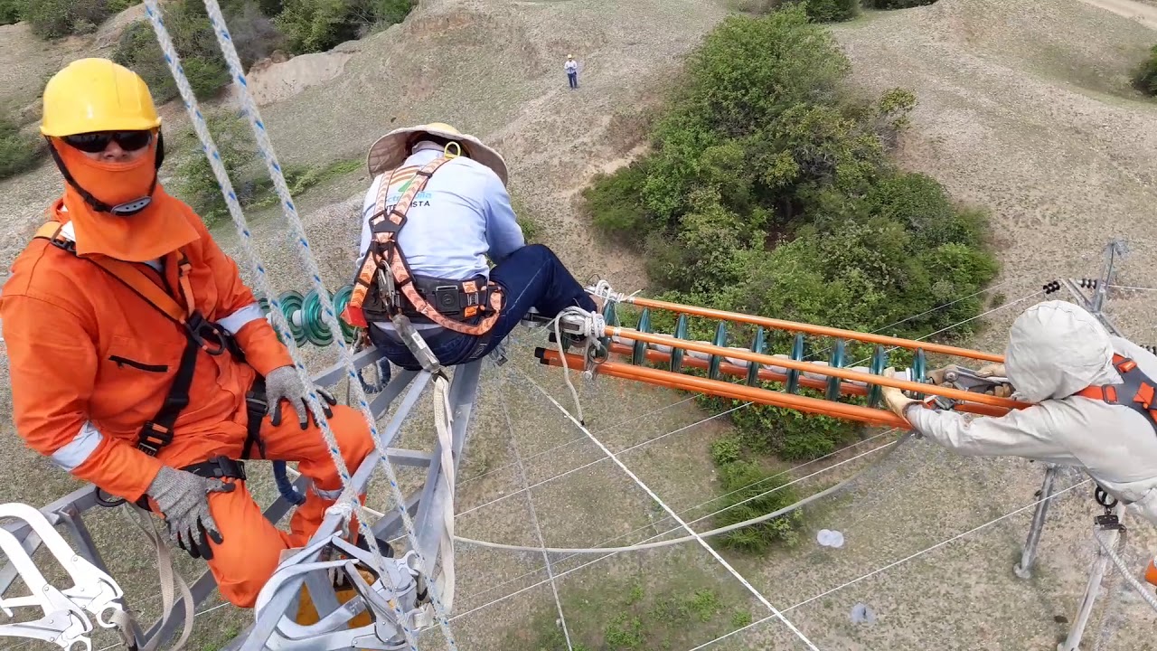 Cambio de aislamiento línea 115 Kv energizada  para electrohuila, colombia.