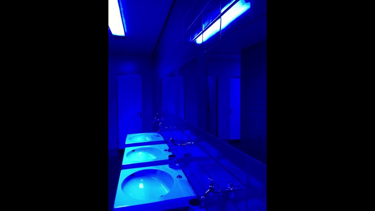 Mora - TUYO pero estas en el baño de una fiesta.