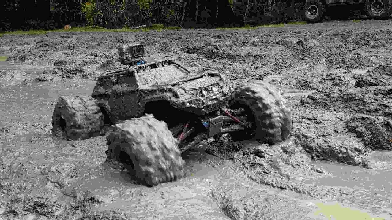 TRAXXAS SUMMIT 1/10 Throwing MUD! Mudding with RC4WD MUD SLINGERS Slow-Motion (60fps)