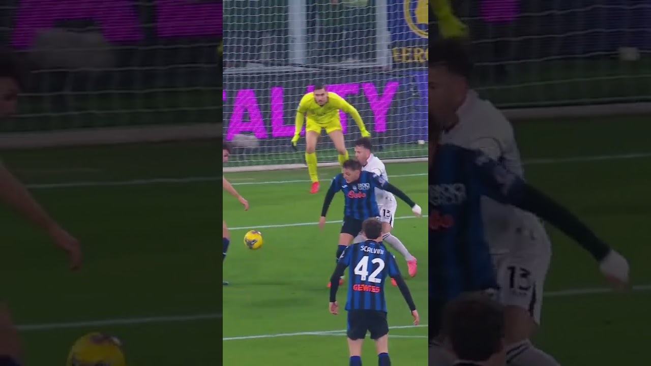 Retegui scores without looking at the goal once 🤯
