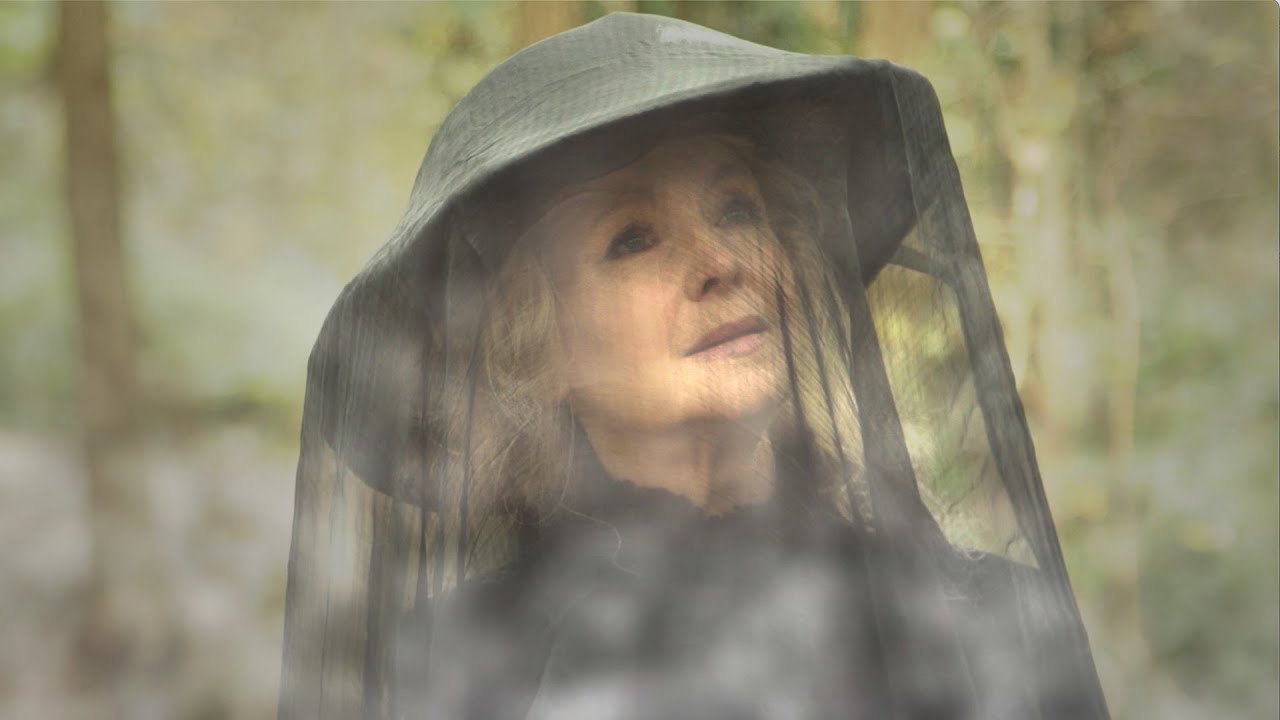 11) Judi Bowker performing the song ‚Regrets‘ about the last farewell of David Copperfield‘s mother