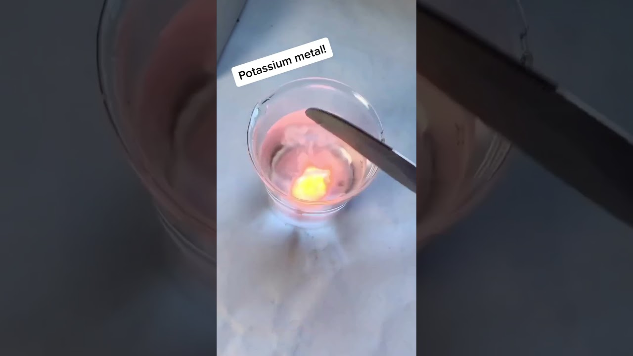 Potasio metálico en Agua