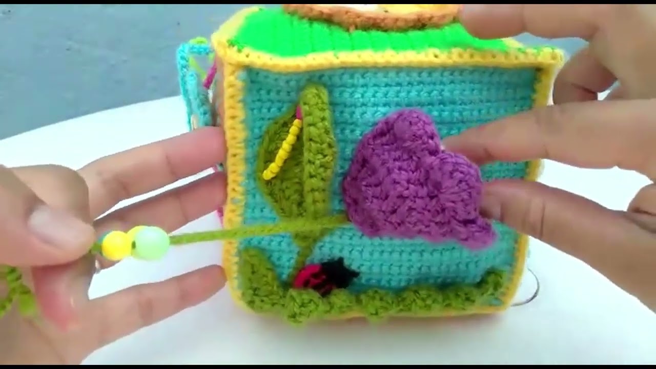 Cubo didáctico tejido a mano
