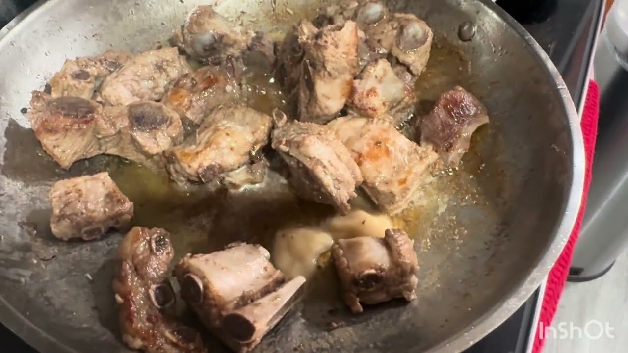 Preparándome unas costillitas de puerco, en salsa de jitomate￼ me quedaron￼ riquísimas😋