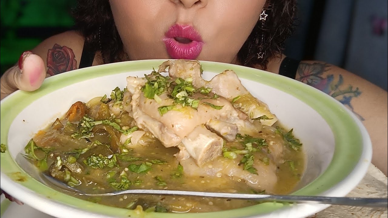 ASMR Comiendo patitas de cerdo 🐷 en salsa verde 
