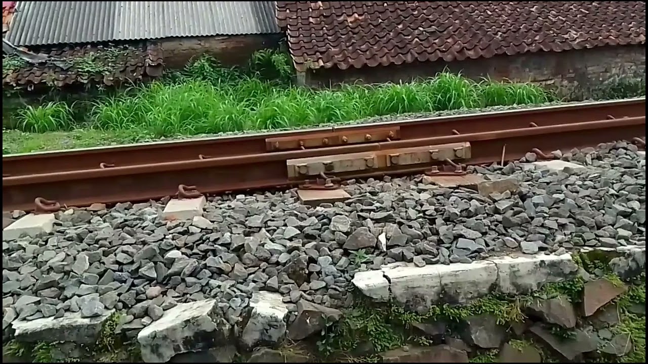 suara khas sambungan rel kereta api ketika dilewati kereta api