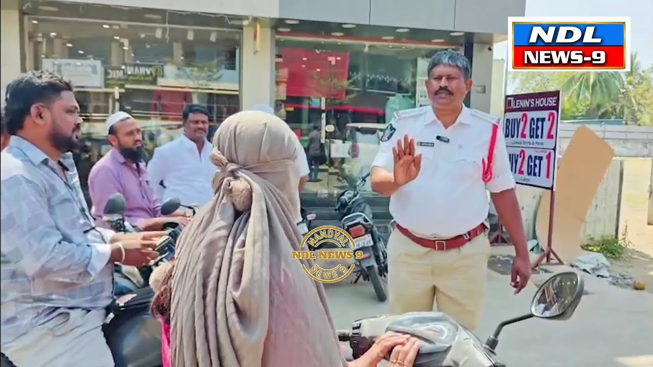 Сотрудник дорожной полиции, который машет рукой и палкой на дороге, говоря «Амма, Анна», делает э...