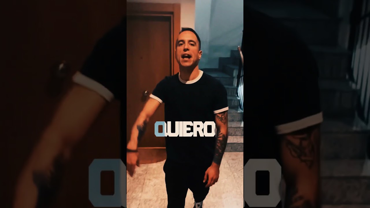 lo pillo cantando en el karaoke de casa...