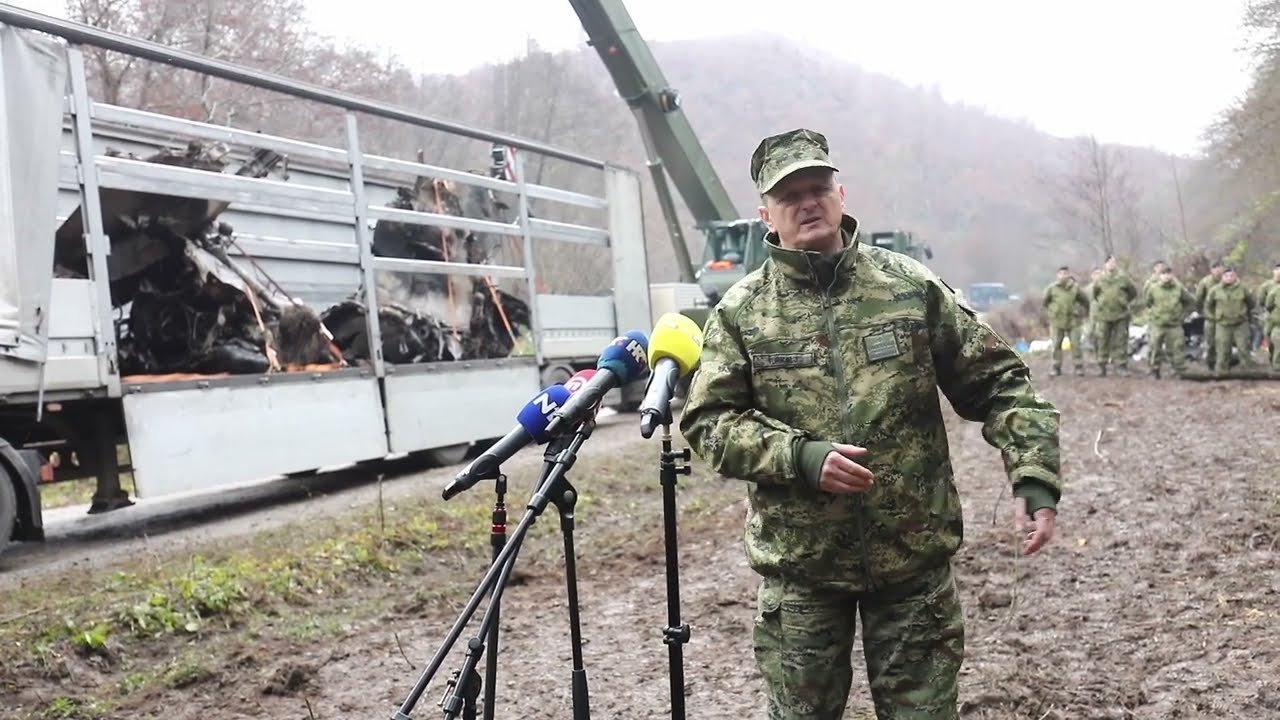 Brigadni general Ivan Turkalj na mjestu pada aviona MIG-21 kod Voćina