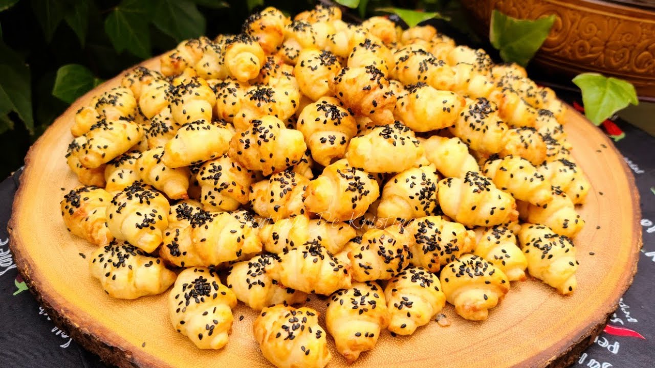 Соленки миниатюрни кифлички (160 броя, с размер половин пръст)