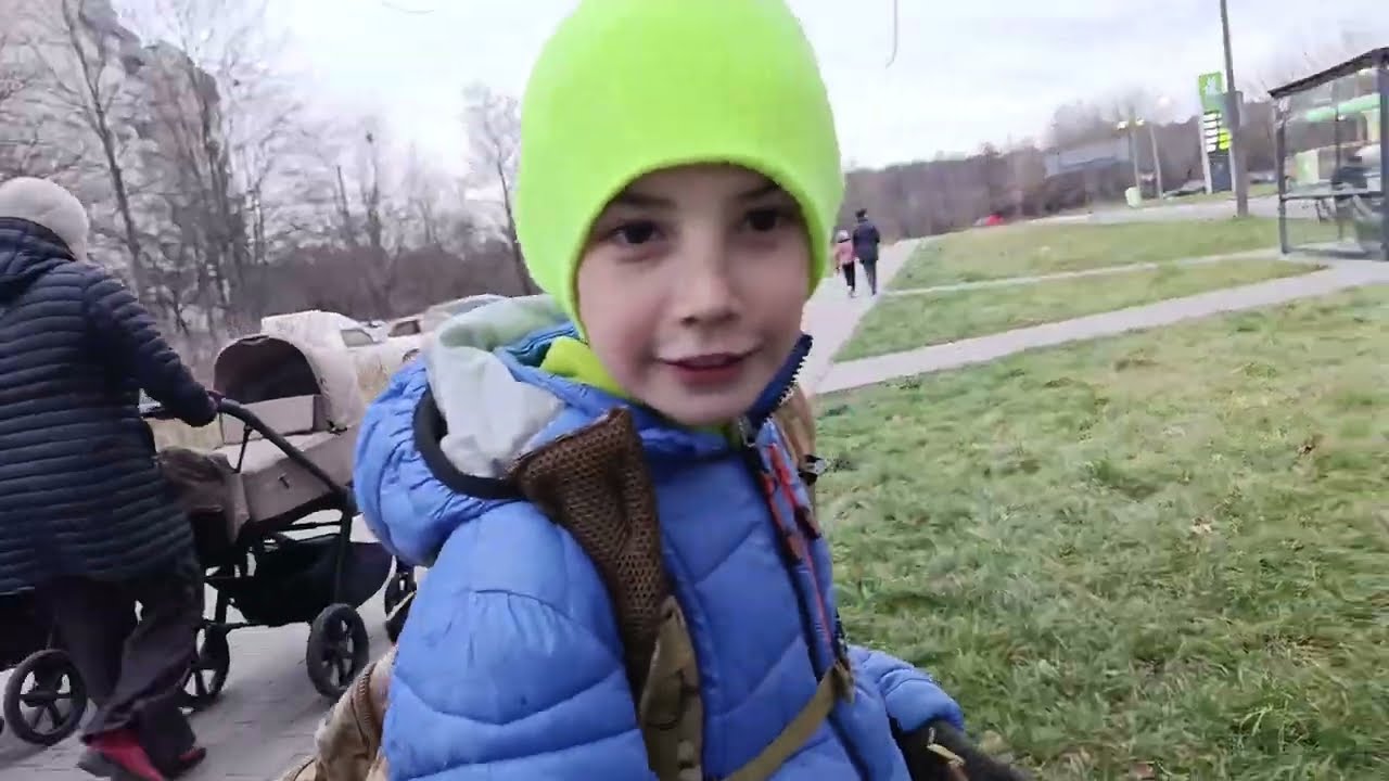 Україна!Осінь!Прогулянка  частина 1! Іду з Сашою! До зупинки!